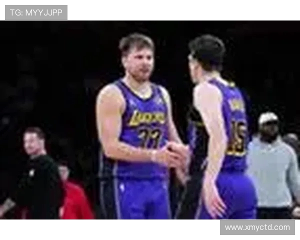 詹韦同框甜瓜魔兽闪耀名人堂获奖时刻 NBA官方发布精彩现场照片
